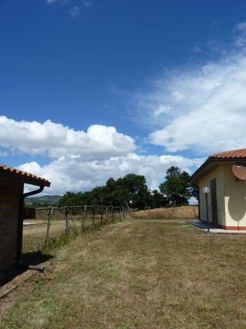 Gartenbereich komplett eingezäunt und um das ganze Haus herum