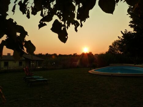Ausblick von Sonnenuntergängen vom Garten und Pool