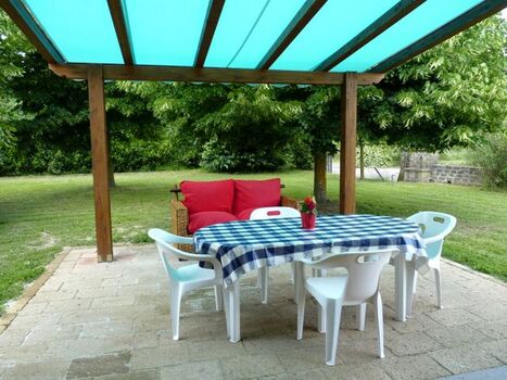 Gartensitzplatz vor dem Kücheneingang mit Markise / Sonnenstore