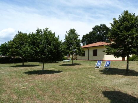 rieser grosser, komplett eingezäunter Garten für Sie alleine.