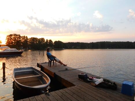 hauseigene Badestelle mit Steg und Booten
