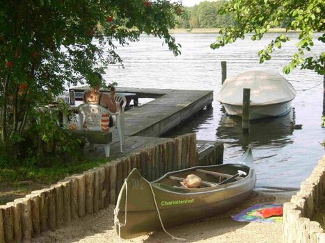 Steg mit Ruderbooten und Kajaks