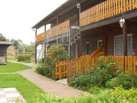 Hinterhof mit Grills und Spielplatz