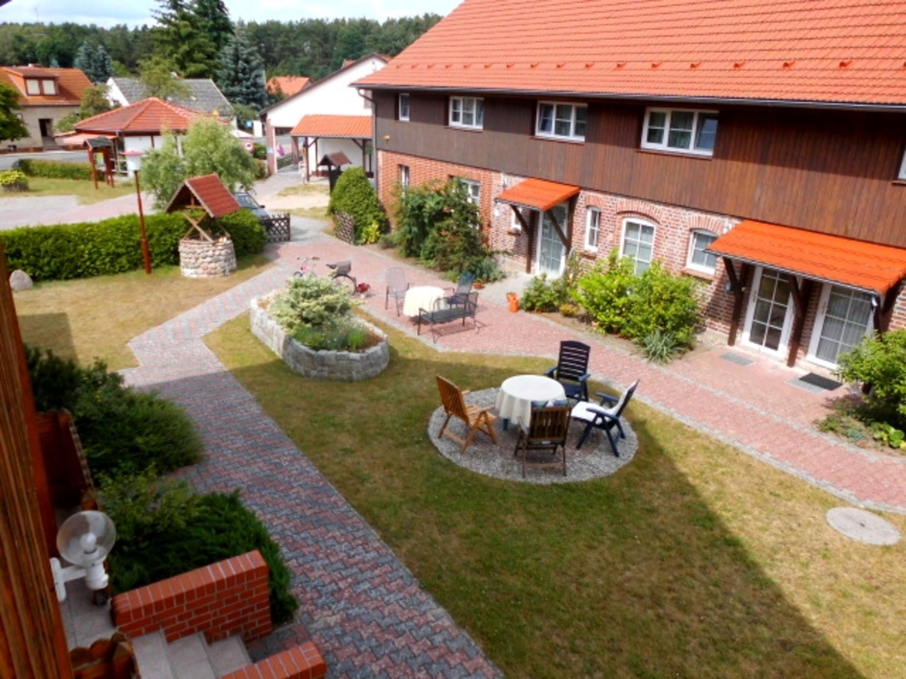 Innenhof mit Grills 