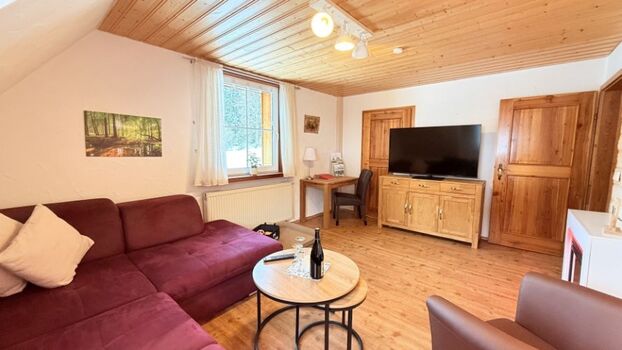 gemütliches Wohnzimmer mit Elektrokamin