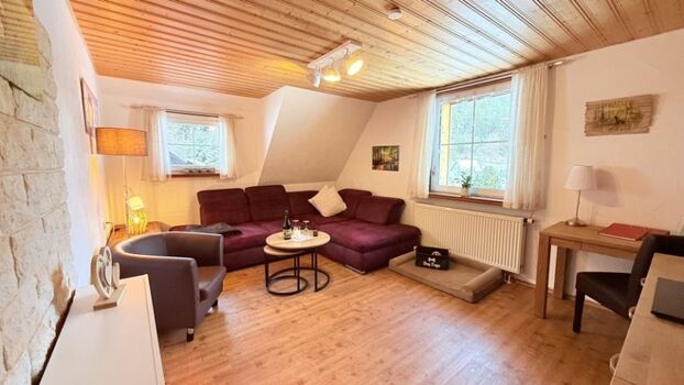 gemütliches Wohnzimmer mit Elektrokamin