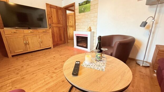 gemütliches Wohnzimmer mit Elektrokamin