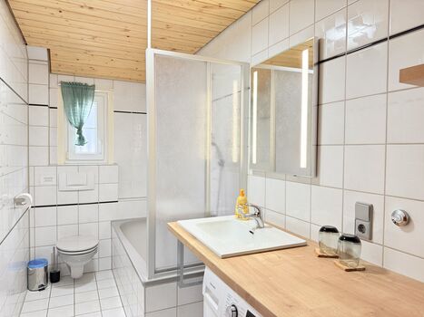 Tageslichtbad mit Badewanne