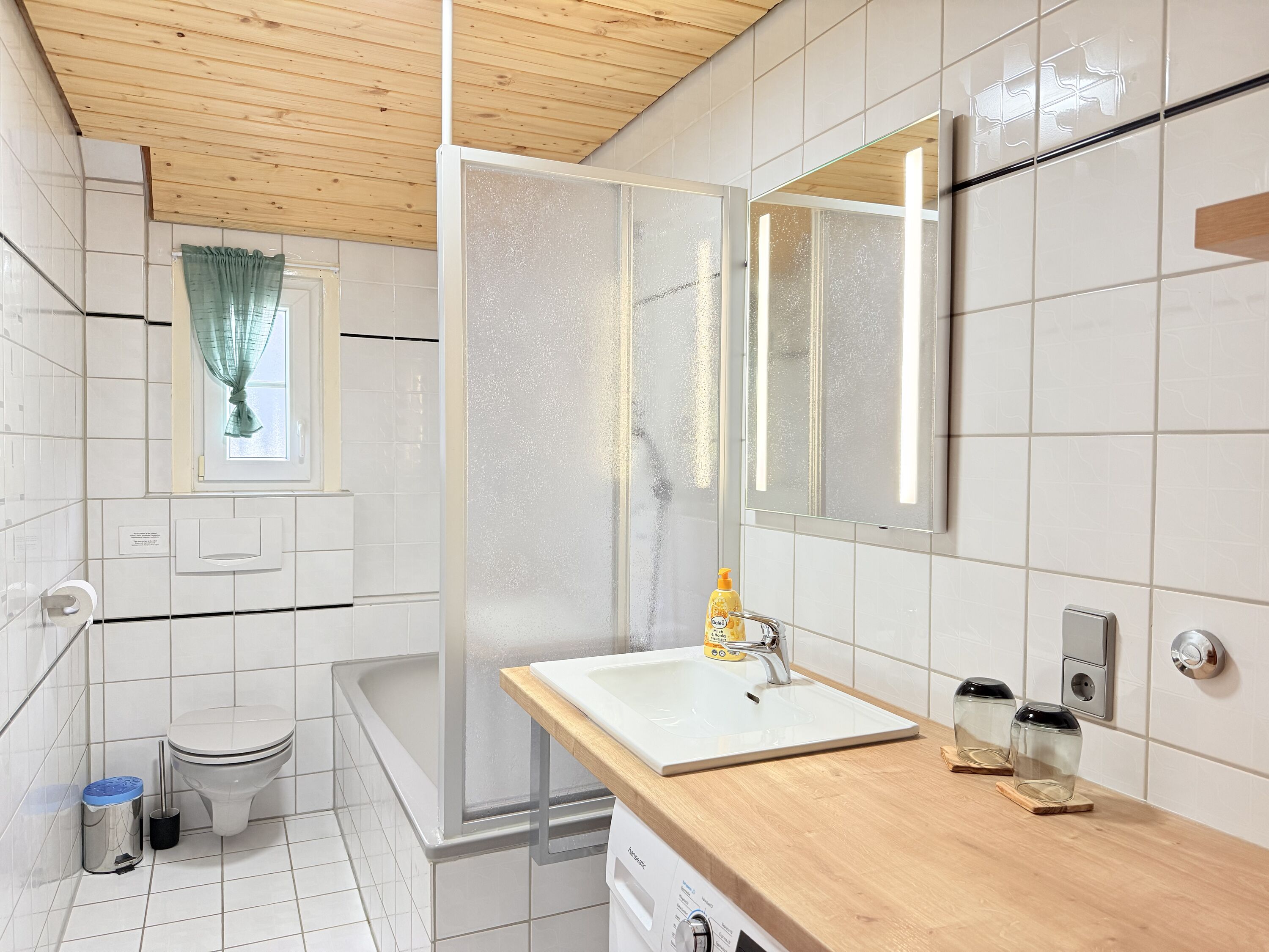 Tageslichtbad mit Badewanne