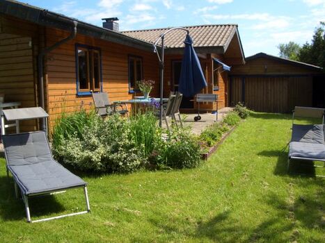 Lauschiger Garten mit Blick zur Terasse