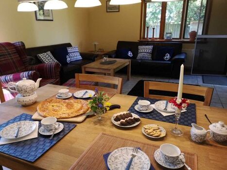 Essbereich mit Blick ins Wohnzimmer