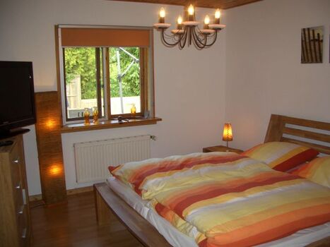 Großes Schlafzimmer mit Flachbildschirmfernseher