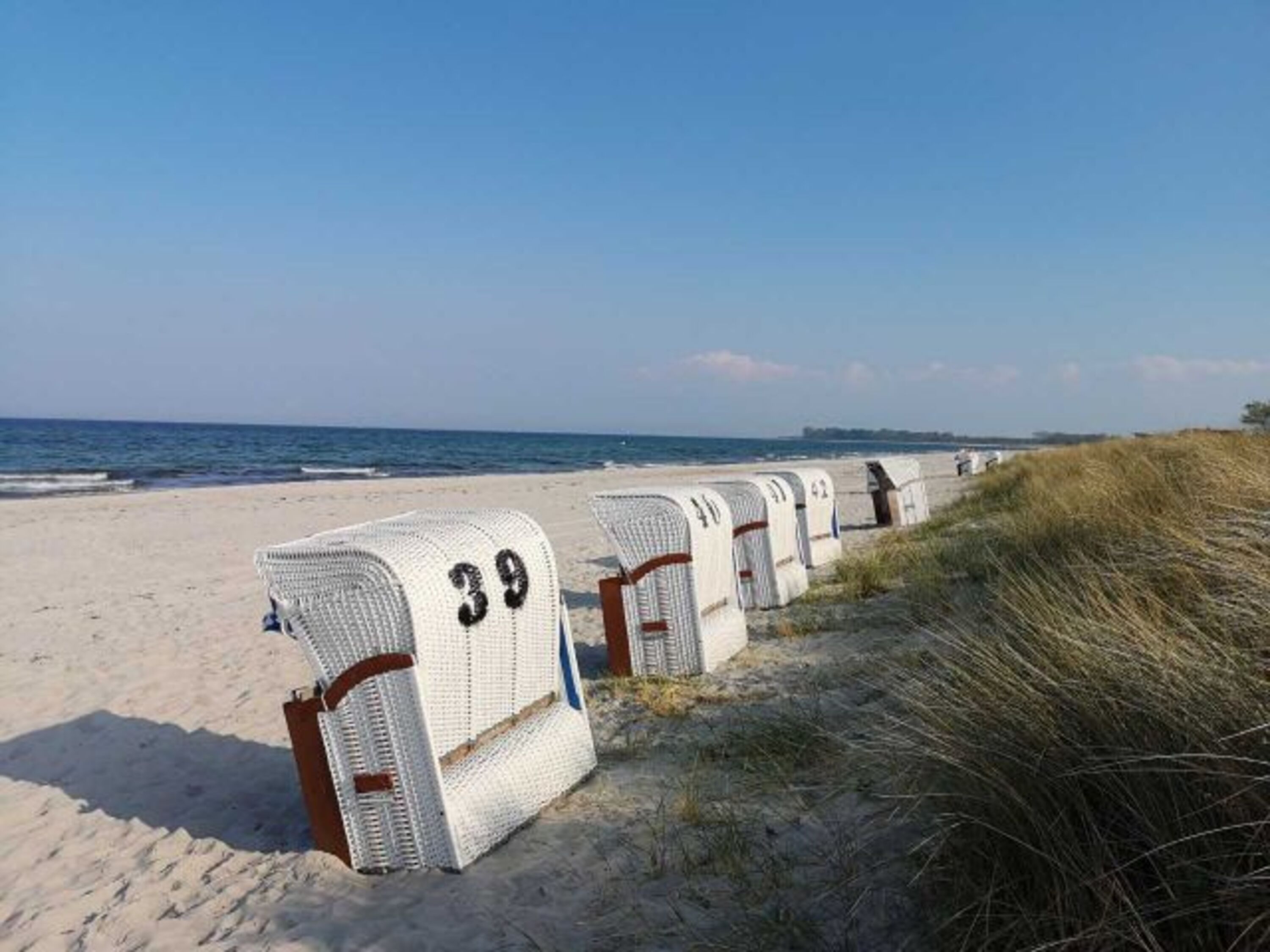 Strandkörbe warten auf ihren Einsatz... Strand in Hasselberg