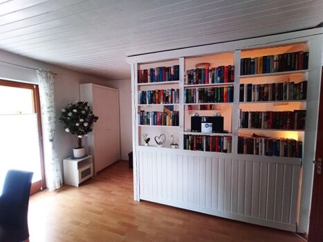 Wohnzimmer und Bücherwand