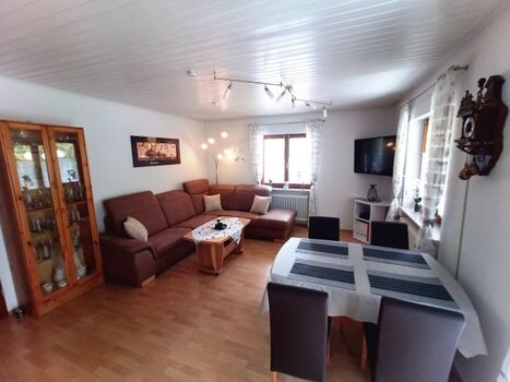 Wohnzimmer mit Vitrine