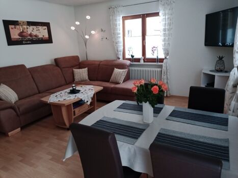 Wohnzimmer mit Essplatz