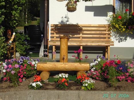 Ruhebank mit Brunnen