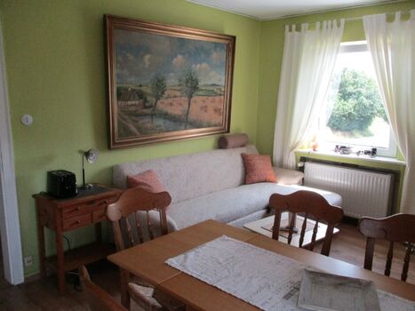 Wohnbereich m. neuer Ausziehcouch im LANDHAUSSTIL