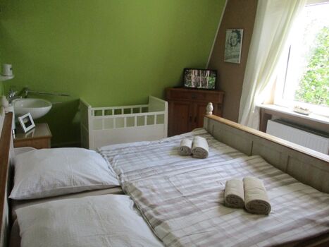 Mit Kinderbett aus der Gründerzeit