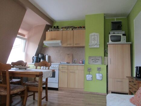 Küchenzeile ( neu renoviert ) m. Backofen 