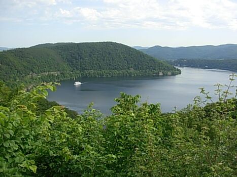 Der Edersee mit Schloß Waldeck ( ca. 35 km ) entfernt