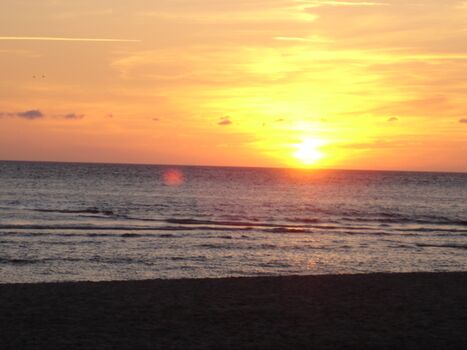 stimmungsvolle Sonnenuntergänge über dem Meer