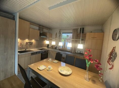 Die Küche ist komplett ausgestattet mit allen was Sie benötigen