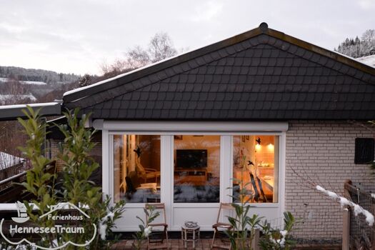 Große Fenstern schaffen einen hellen Wohnbereich und Rollläden sind vorhanden