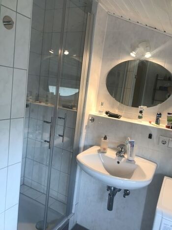 Das Bad mit Fenster ist hell und freundlich, ein zusätzliches WC läßt keine Wartezeiten aufkommen.