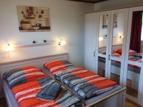 Das neu renovierte und mit neuen Möbeln ausgestattete grosse Schlafzimmer ist hell und freundlich eingerichtet