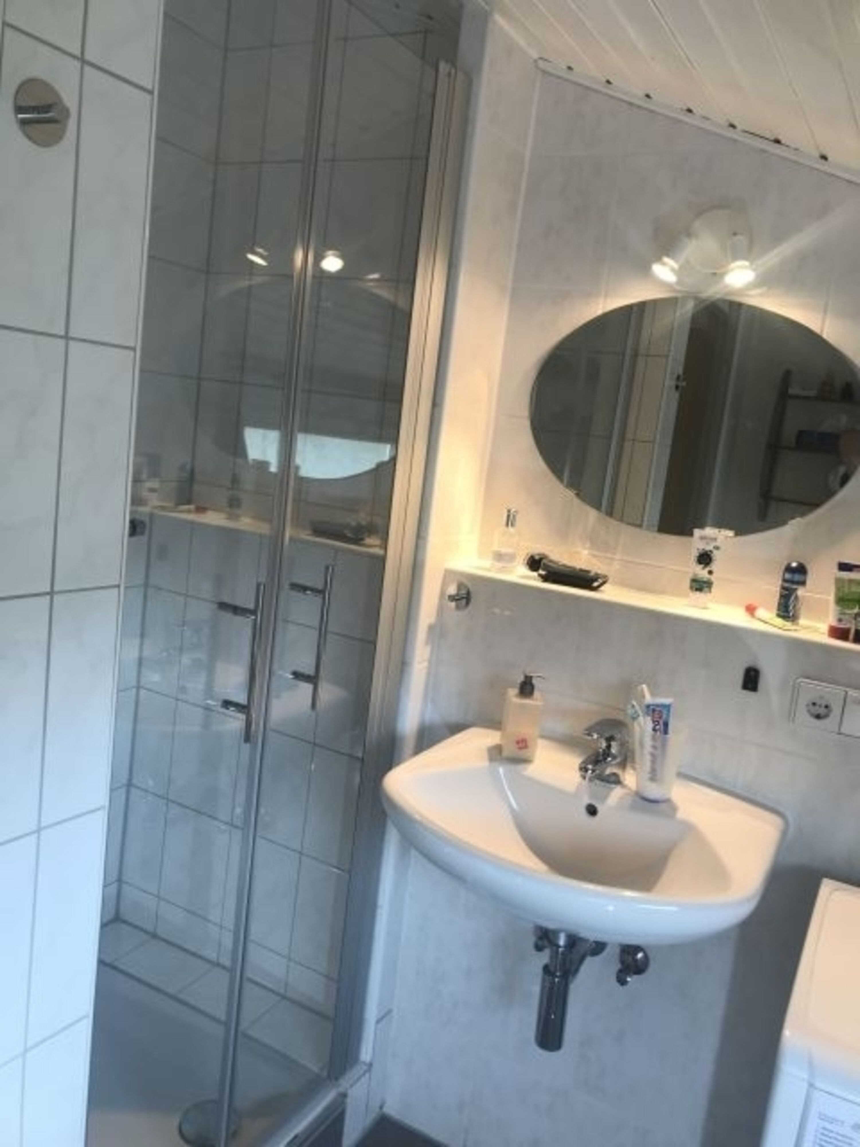 Das Bad mit Fenster ist hell und freundlich, ein zusätzliches WC läßt keine Wartezeiten aufkommen.