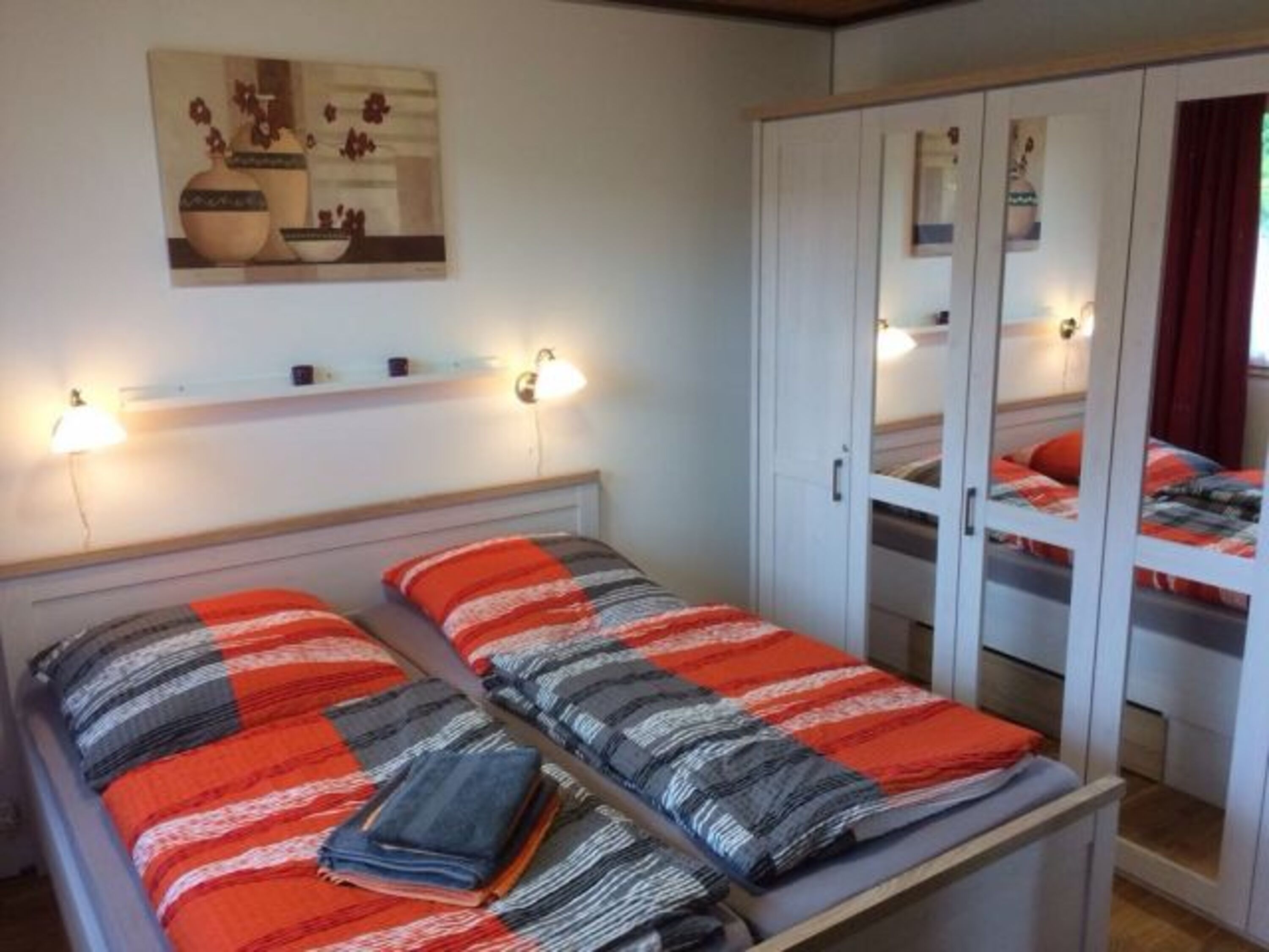 Das neu renovierte und mit neuen Möbeln ausgestattete grosse Schlafzimmer ist hell und freundlich eingerichtet