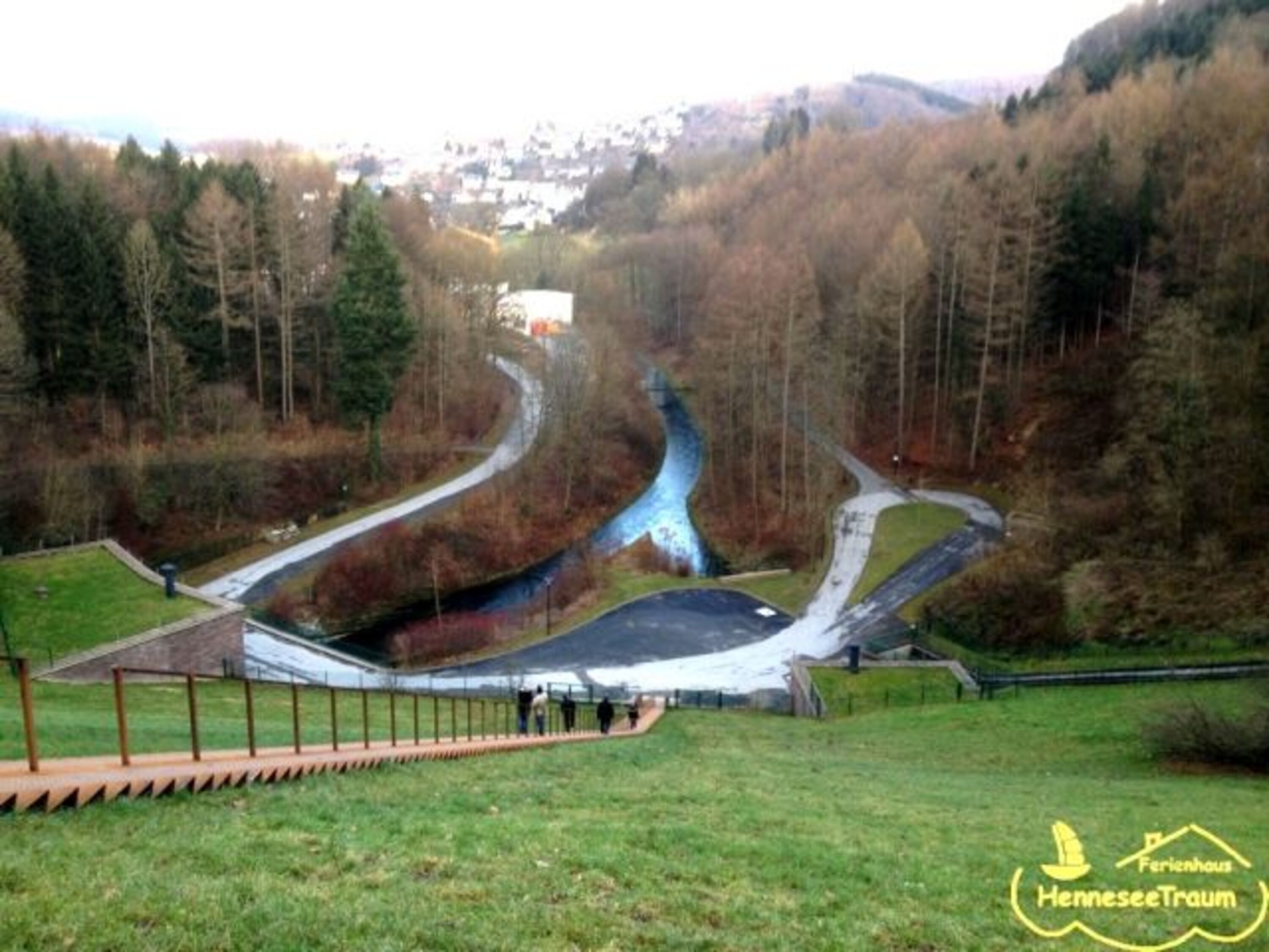 Blick vom Damm auf die Himmelstreppe in Richtung Meschede