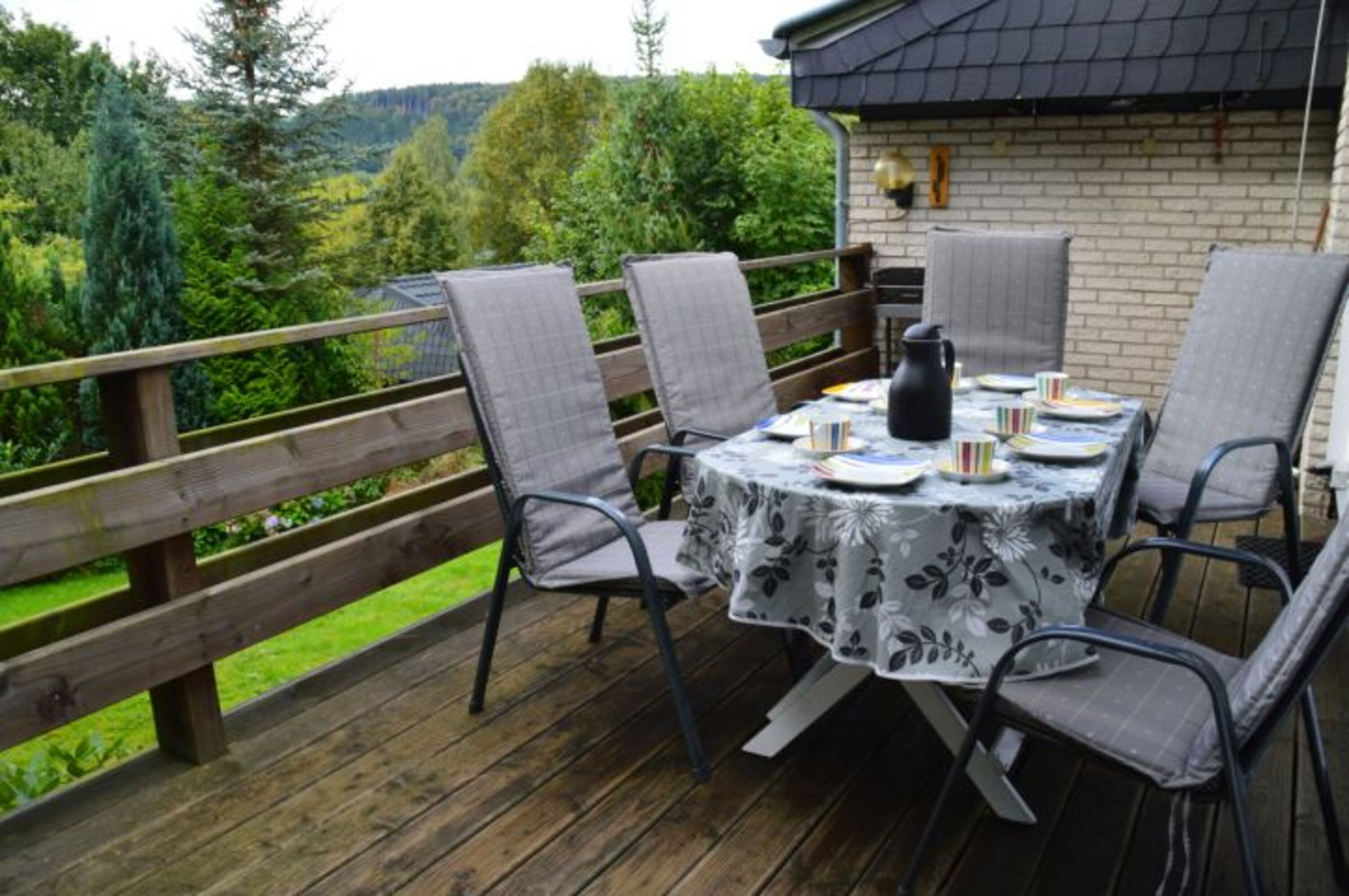 Die Terrasse hat auch ein Tor, so können Sie in Ruhe Kaffee trinken