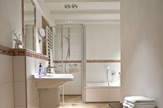 Großzügiges Badezimmer mit Wanne