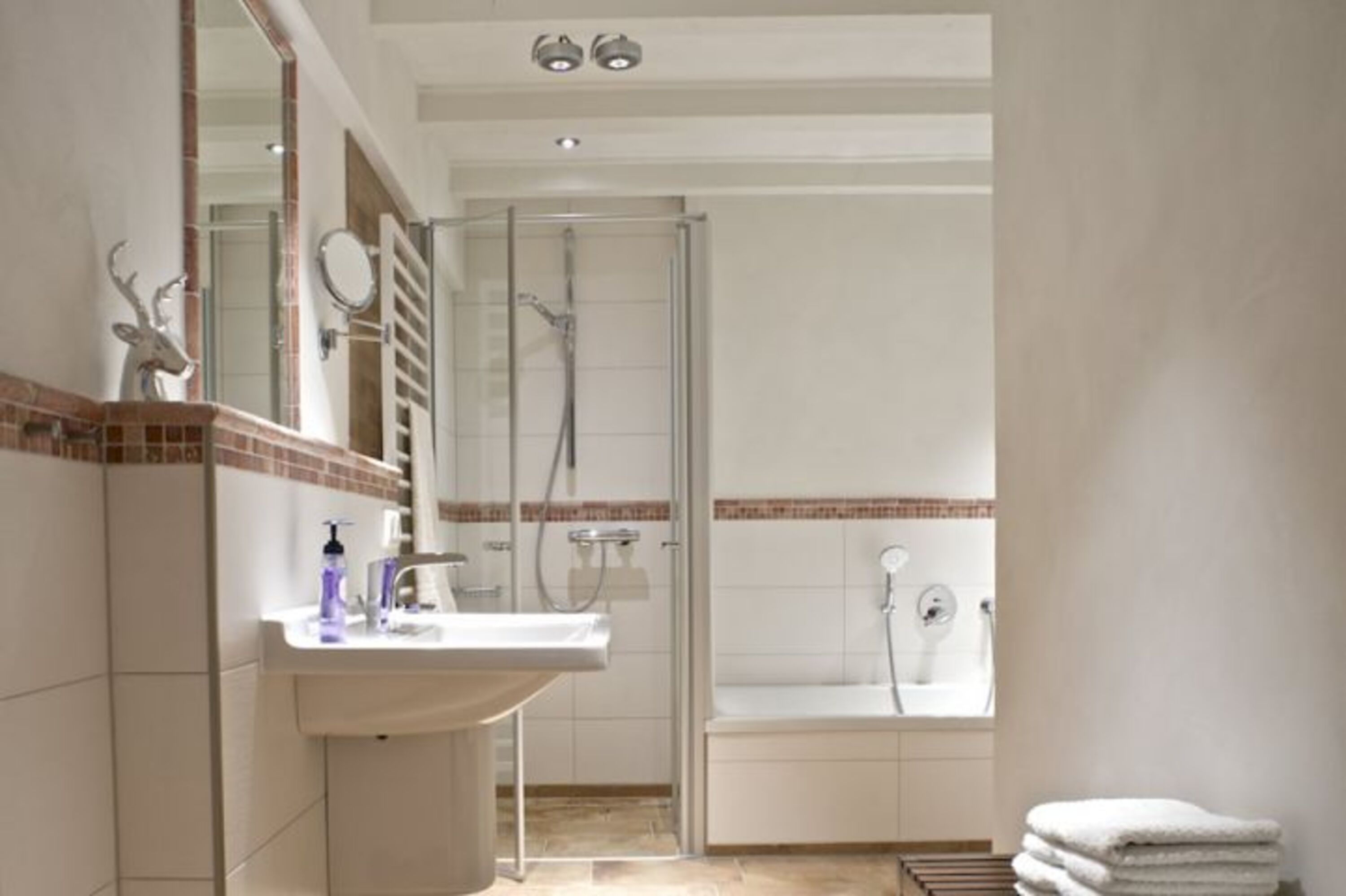 Großzügiges Badezimmer mit Wanne