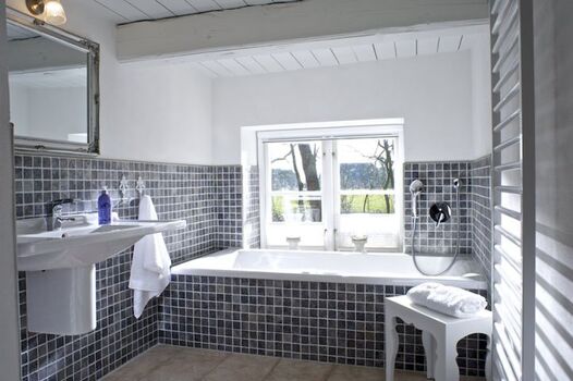 Badezimmer mit Badewanne und Handtuchheizung