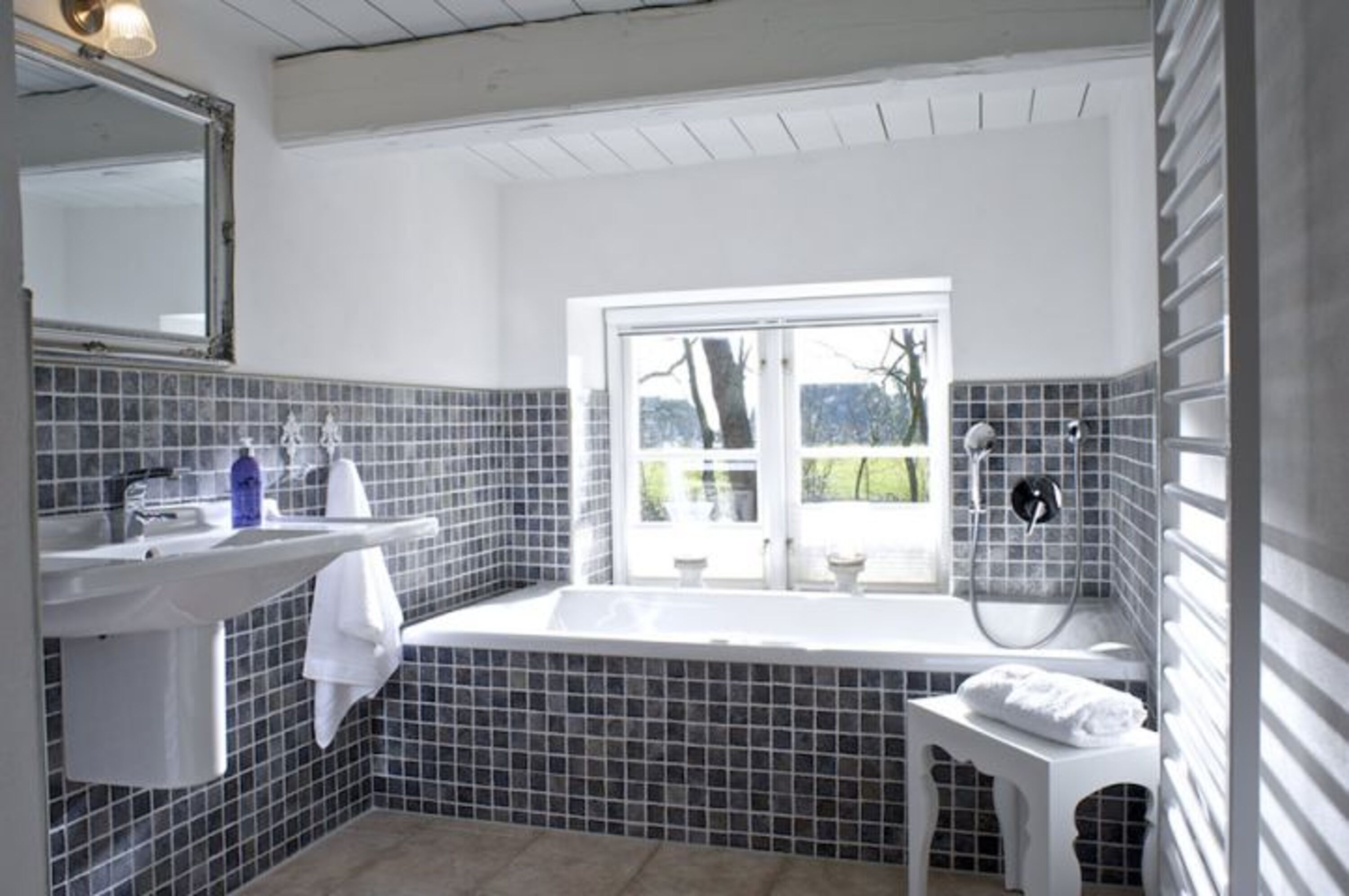 Badezimmer mit Badewanne und Handtuchheizung