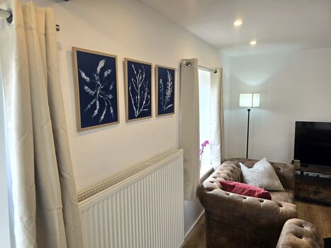 Gemütliches Wohnzimmer mit Couch und elektrischem Kamin