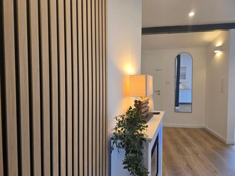 Gemütliches Wohnzimmer mit Couch und elektrischem Kamin