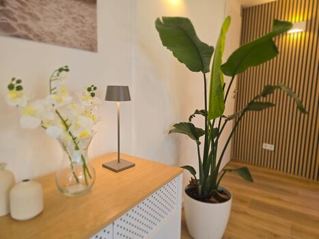 Gemütliches Wohnzimmer mit Couch und elektrischem Kamin