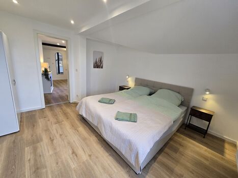 Gemütliches Schlafzimmer mit Bett, TV, Kleiderschrank