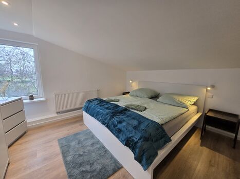 Gemütliches Schlafzimmer mit Bett, Kleiderschrank