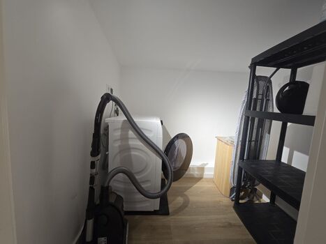 Praktischer Abstellraum mit Waschmaschine