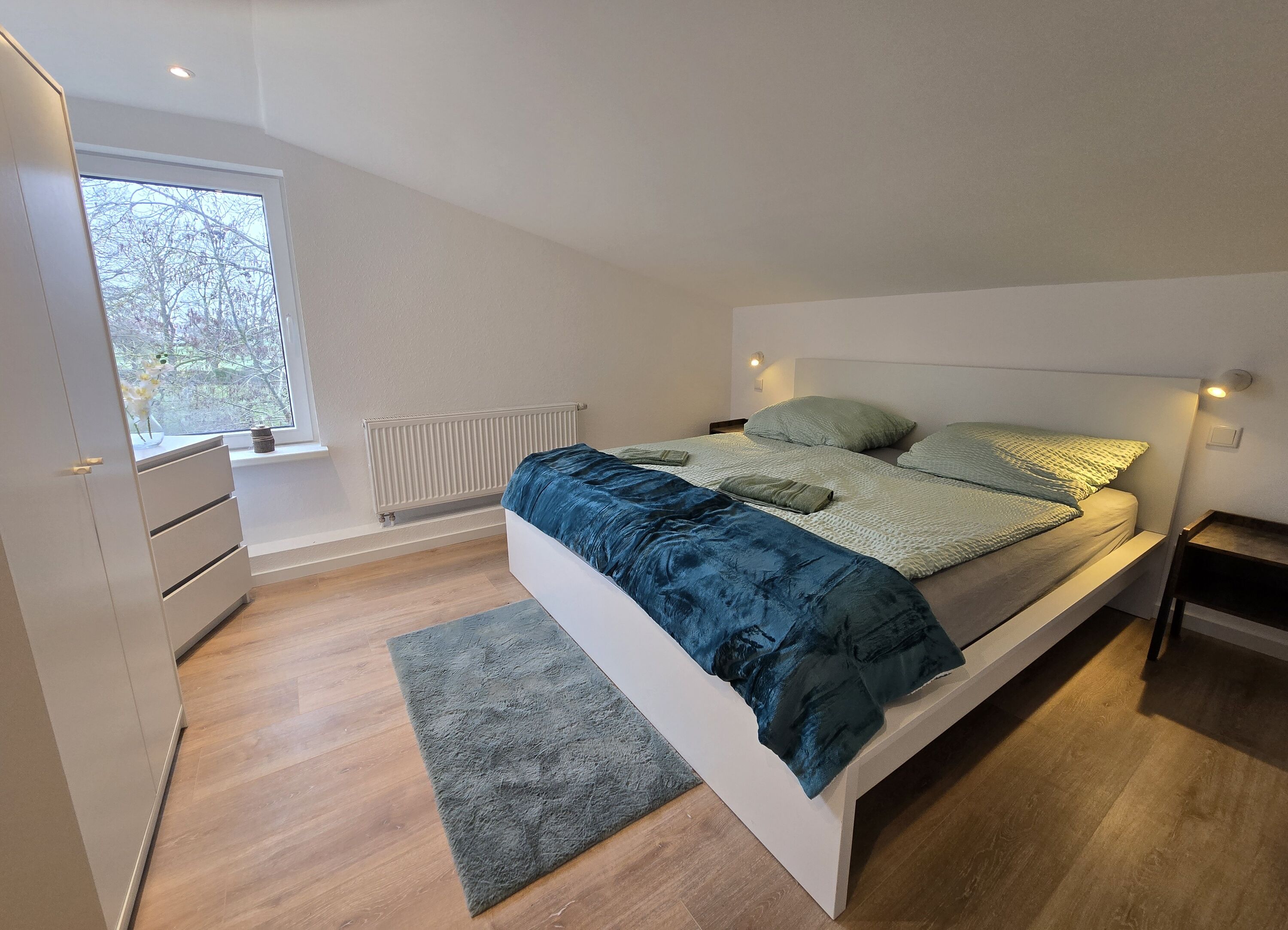Gemütliches Schlafzimmer mit Doppelbett