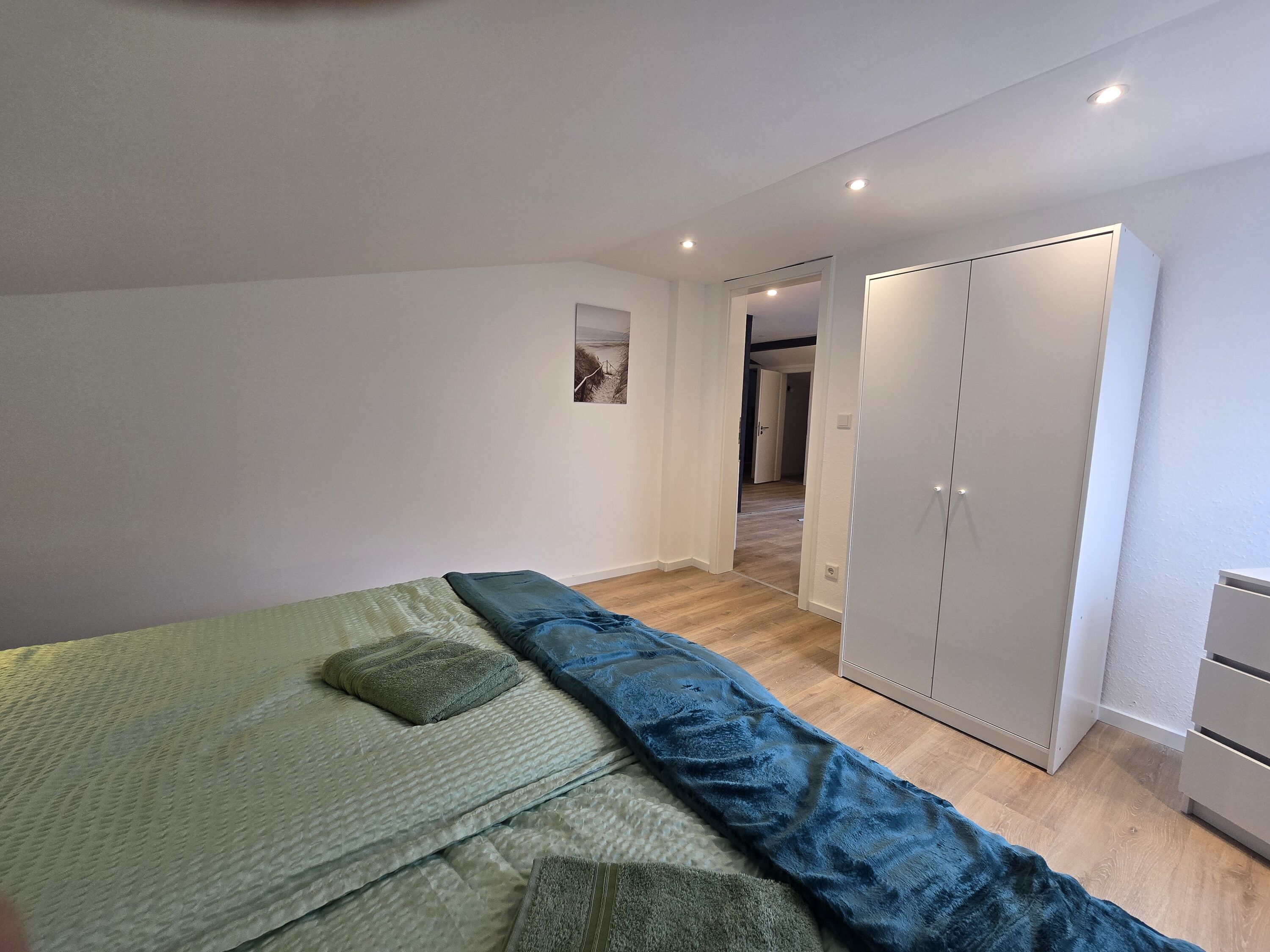 Gemütliches Schlafzimmer mit Doppelbett