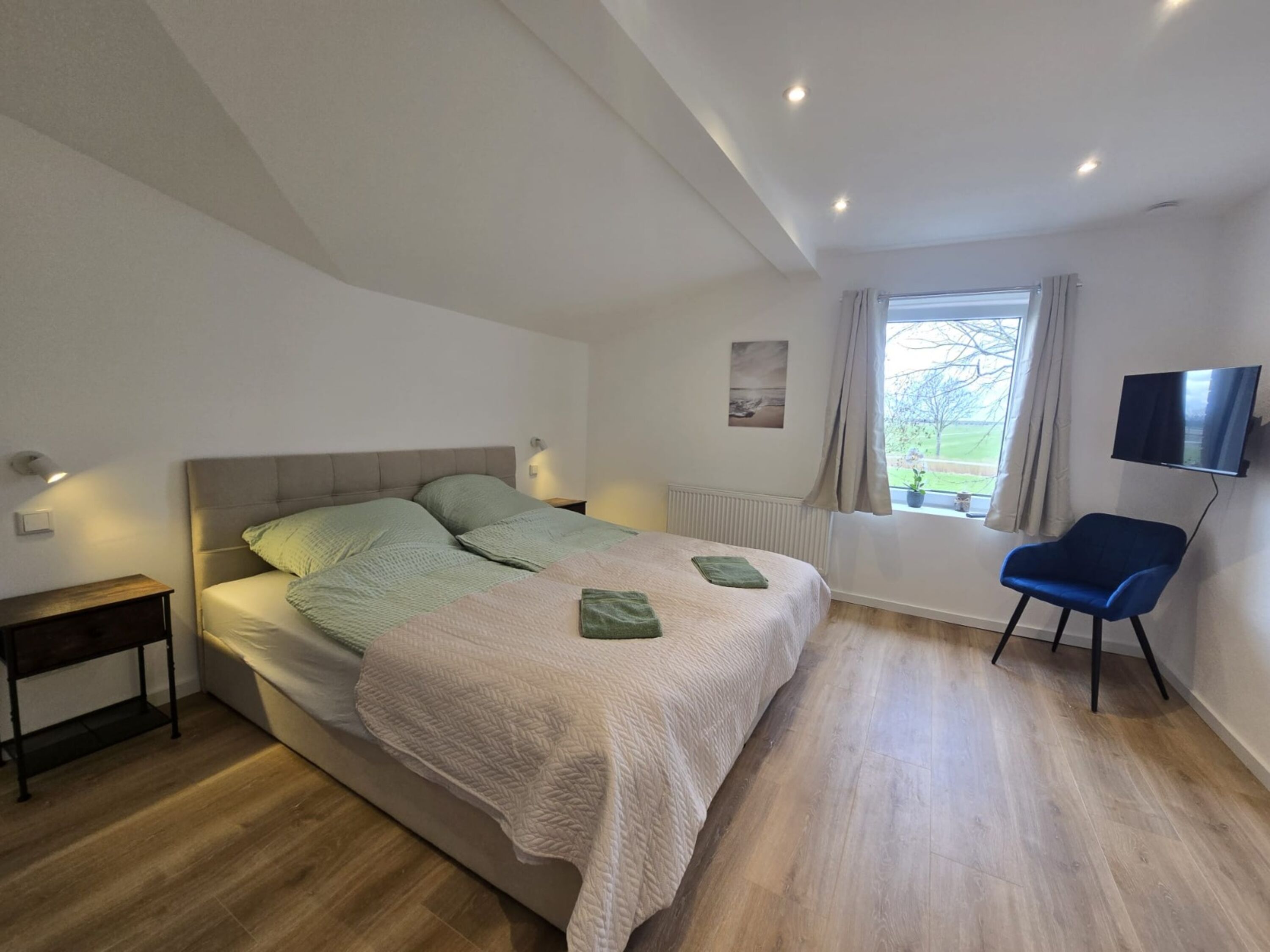 Gemütliches Schlafzimmer mit Bett, TV, Kleiderschrank