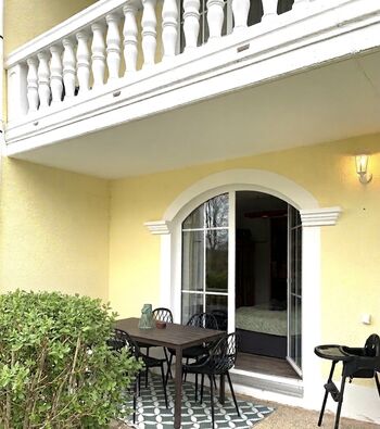 Terrasse mit Blick in den riesigen parkähnlichen Garten