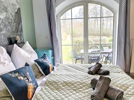 Blick in die Natur vom Bett aus