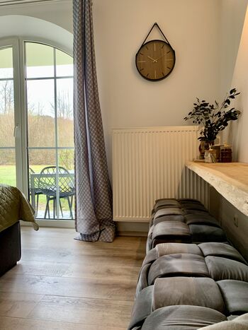 Das stilvolle Ambiente im Chalet-Stil schafft eine warme Atmosphäre